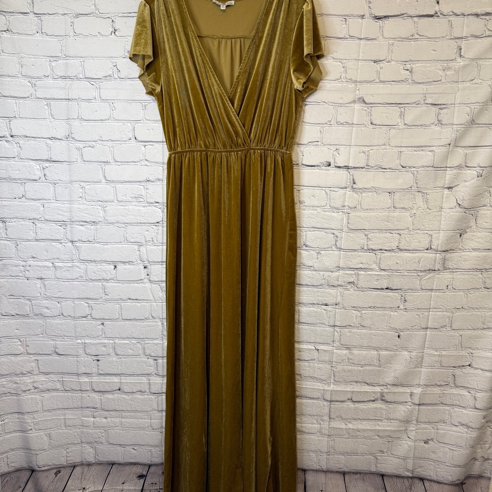 Elegant Gold Velvet Maxi Dress Medium